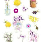 Illustration mit Lavendelsträußen, Zitronenscheiben, Herzen, Schmetterling, Oliven, Rosmarin und einer Schleife.