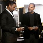 "Oberkellner Corner Coffee Café" ist oben links zu lesen. Zwei Männer in schwarzen Anzügen zählen Geld.