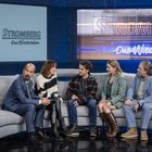 "Stromberg - Das Wiedersehen." Fünf Menschen sitzen auf einem Sofa in einem modernen Studio.