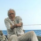 Ein älterer Mann in einem Boot auf dem Meer zieht angestrengt an einem Seil. Sein Gesichtsausdruck wirkt konzentriert.