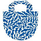 Keine Texte sichtbar. Eine Tragetasche mit blau-weißen, organischen Mustern, die an Pflanzen erinnern.