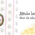 „Immer hereinspaziert“ in einem Rahmen, „Hände hoch! Oder ich schieße!“ daneben ein Cowboy auf einem Felsen.