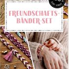 Text: "FREUNDSCHAFTS-BÄNDER-SET. 100% SELBST GEMACHT." 
Mehrere bunte, geflochtene Armbänder und Hände.