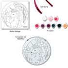 Text: Dieses Set enthält: Satinband, 9 Farben, Motiv-Vorlage, Fensterbild mit Silberfolie, 1 Pinsel.  
Illustration zeigt ein Einhorn.