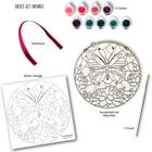 Dieses Set enthält: Satinband, 9 Farben, Fensterbild mit Silberfolie, Motiv-Vorlage, 1 Pinsel.