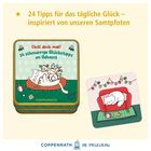 "Den Duft des Advents einatmen." Illustration eines sitzenden Faultiers mit Weihnachtskugeln und Tasse.