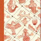 Die Illustration zeigt Muster von Tieren, Figuren und Pflanzen in roten Tönen auf beigem Hintergrund, umrahmt von Linien.