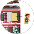 Ein gemaltes Haus mit geöffneter Klappe zeigt einen Jungen in Latzhose, daneben ein geschmückter Weihnachtsbaum.