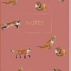 Text "NOTES" in der Mitte. Illustration mit mehreren Füchsen auf rosa Hintergrund.