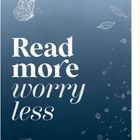 „Read more, worry less“ auf blauem Hintergrund mit weißen Blumen und einem Schmetterling gezeichnet.