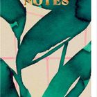 Der Text lautet "NOTES". Eine grüne Blätterillustration auf beigem Hintergrund mit rosa Linien obenauf. Spiralbindung oben.