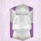 "Ein Engel für dich. Kerzenständer." Lila Verpackung mit floralen Mustern. Statue eines Engels in der Mitte.