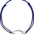 Ein blaues Armband mit einem silbernen Fischsymbol in der Mitte.