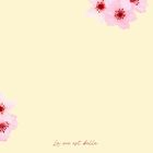 Text: "La vie est belle." Rosa Kirschblüten in den Ecken auf beigem Hintergrund.