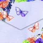 Eine Illustration eines Briefumschlags mit bunten Blumen und Schmetterlingen.