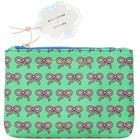 "RICO DESIGN X REDFRIES" steht auf einem Etikett und einem mintgrünen Täschchen mit rosa Schleifenmuster.