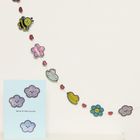 Text: "Head in the Clouds". Illustration: Bunte, glänzende Girlande mit Blumen, Herzen, Biene, Schmetterling und Wolken.