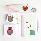 Herz, Bär, Hase, Frosch und Schweinchen Illustrationen. Herz auf Mäppchen, Hase auf Box, Frosch und Herzen auf Notizbuch.