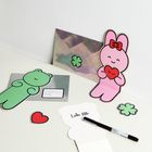 Text "Für dich", "Liebe Lotte". Ein rosa Häschen mit Herz, ein grüner Bär, Kleeblätter und ein rotes Herz auf einem Tisch.