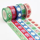 Fünf bunte Washi-Tapes mit Mustern: Blumen, Bären, Wolken, Herzen; aufgerollt nebeneinander.