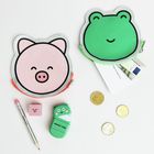 Zwei Tier-Mäppchen, eines rosa als Schwein, eines grün als Frosch. Bleistift, Radiergummi, USB-Stick, Münzen liegen daneben.