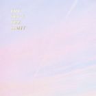 Text: "THE SKY'S THE LIMIT". Hintergrund in sanften Pastellfarben, hauptsächlich rosa und hellblau.