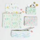 Mehrere Taschen mit floralen Mustern. Beutel enthalten bunte Designs und eine Tasche hat Münzen und Karten.