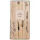 "In the Meadow Grass" in der Mitte. Holzstempel mit schwarzen Wildblumen- und Gräsermotiven.