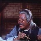 Es gibt keine sichtbaren Texte. Ein älterer Mann mit langem grauen Haar, trägt eine Brille und isst mit Stäbchen.