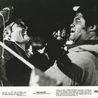 "The Glove" steht unten. Zwei Männer sind in einer intensiven Auseinandersetzung verwickelt.