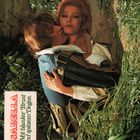 „Isabella. Mit blanker Brust und spitzen Degen.“ Zwei Personen in einer Wiese, eng umarmt, in historischer Kleidung.