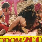 "SODOM 2000" steht am unteren Rand. Menschen in bunten Outfits und teils skurrilen Posituren auf einem unebenen Gelände.