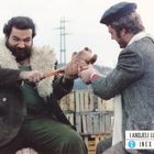 Text: "I ANDJELI LUDO VOZE, INEX FILM." Zwei Männer kämpfen um ein gebratenes Hähnchen. Links sitzt ein Mann mit Pelzkragen.