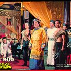 EXECUTIVE PRODUCER DIRECTOR JOSEPH KUO. Eine traditionelle asiatische Szene mit einer Gruppe in bunter Kleidung.