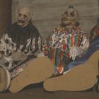 Zwei gruselige Clowns in bunten und gestreiften Kostümen mit großen Schuhen sitzen auf dem Boden vor einer Holzwand.