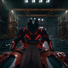 Ein futuristischer, schwarz-roter Anzugträger sitzt auf einem Motorrad, umgeben von einer industriellen Umgebung mit Kransystemen.