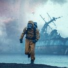 Ein Mann in Schutzanzug rennt auf uns zu, im Hintergrund ein gekentertes Schiff und rauchiger Himmel.