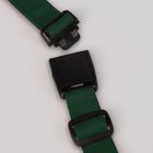 Zwei grüne Riemen mit schwarzen Plastikschnallen liegen offen auf einer weißen Fläche.