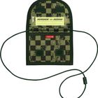 Text: "NAME"
Beschreibung: Eine grün-schwarz karierte Schutztasche mit einem Umhängeband, das auch eine Platzhalteretikette hat.