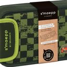 Grünes Mäppchen mit Rennwagen-Stickerei, grüner und schwarzer Karo-Musterung und einem Reißverschluss mit Zielflaggen-Anhänger.