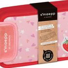 "Smaepp by Brunnen", rosa Federmäppchen mit Erdbeeranhänger, verziert mit Herzen und Blumen.