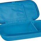 Ein geöffnetes, rechteckiges, blaues Etui mit zwei Innenfächern. Es hat einen Reißverschluss.