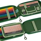 Federmappe mit Buntstiften, Bleistiften, Lineal und Radiergummi, grün mit mehreren Fächern.
