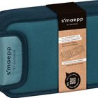 Ein türkisfarbenes Etui mit schwarzem Stoffetikett: "s'maepp BY BRUNNEN". Enthält Text zu Funktionen auf Deutsch und Englisch.