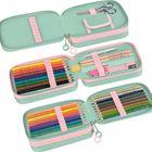 Federmäppchen mit drei Fächern, gefüllt mit Buntstiften, Bleistiften, einem Radiergummi, Lineal und einer Schere.