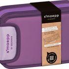 „smaepp BY BRUNNEN“, „MIT STIFTERAMPE FÜR LEICHTERES ENTNEHMEN“. Lila Federmäppchen mit Reißverschluss und Etikett.