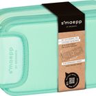 Türkisfarbene Tasche, rechteckig, mit Reißverschlüssen und Etikett. Text: "smaepp" und "Mit Stifterampe".