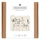 Stickpackung Pouch Blumen und Gräser. Naturfarbene Tasche mit schwarzem Blumenmuster auf weißem Hintergrund.