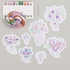 Eine bunte Garnrolle und sieben farbenfrohe Blumen-Illustrationen auf grauem Hintergrund.