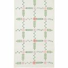 Stickerei mit rosa Blumen und grünen Blättern auf einem weißen Hintergrund, im Gittermuster angeordnet.